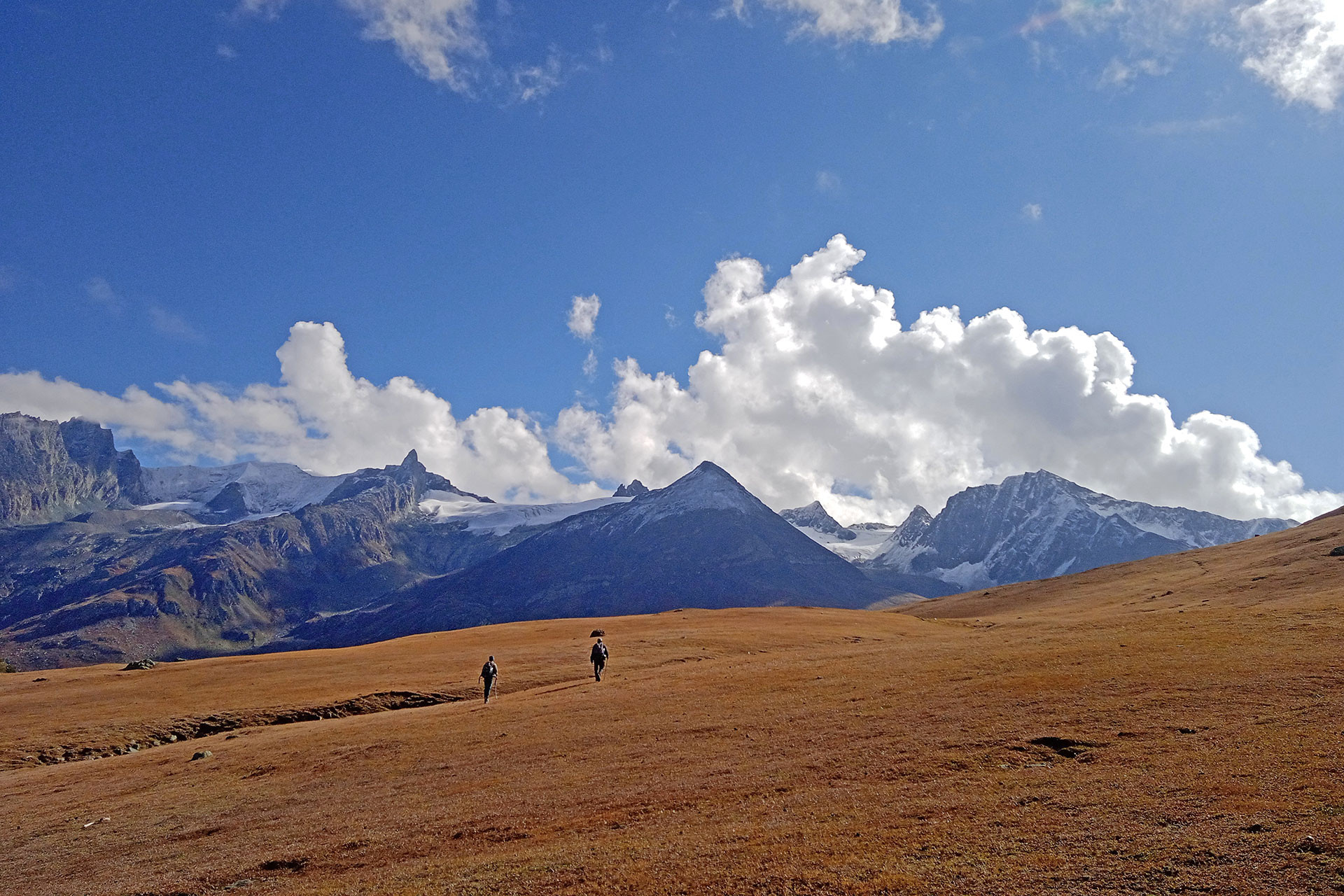 Walking towards the Dodhthang area of Warwan Valley